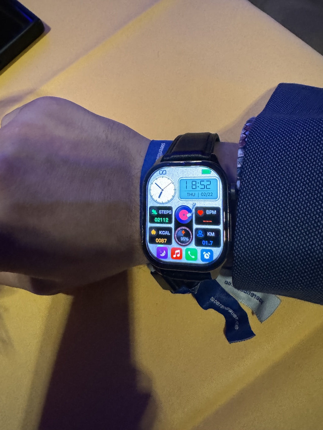 Smartwatch mit Herzfrequenz, Schrittzähler und Kalorienanzeige am Handgelenk