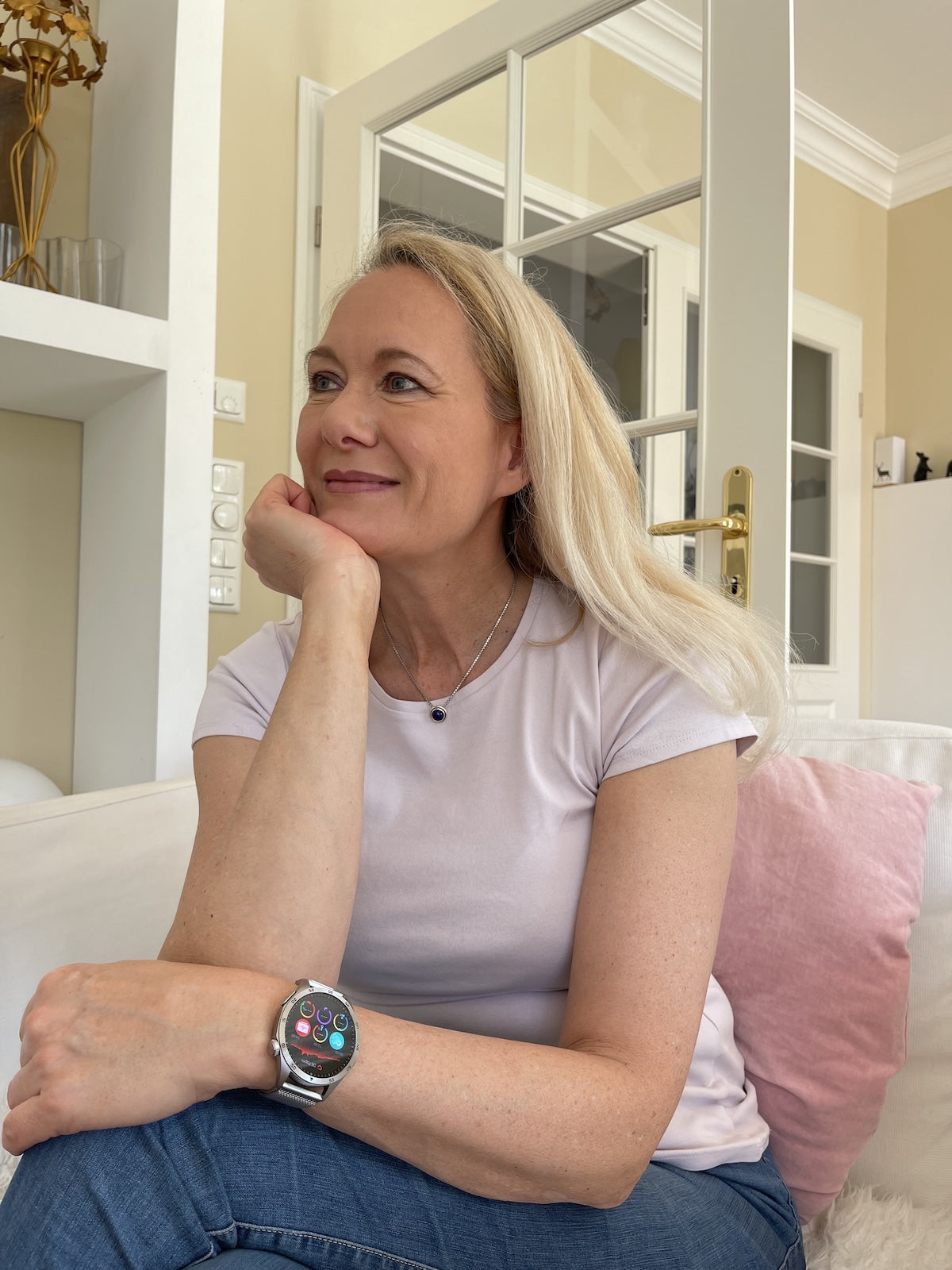 Frau mit Smartwatch am Handgelenk, Gesundheitsmonitoring für Herzfrequenz und Schlaf im Alltag